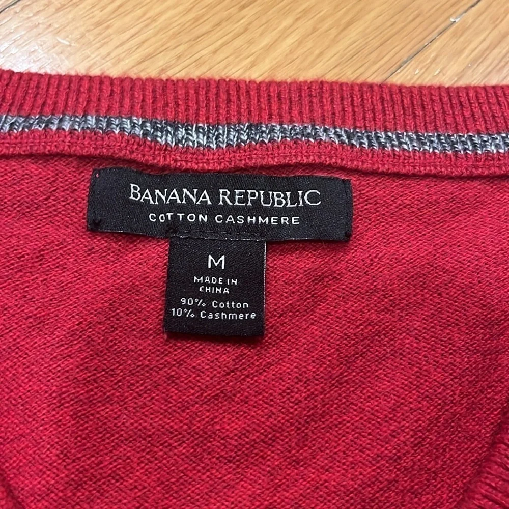 Bananan Republic men’s red cotton / cashmere blend vneck sweater size medium.